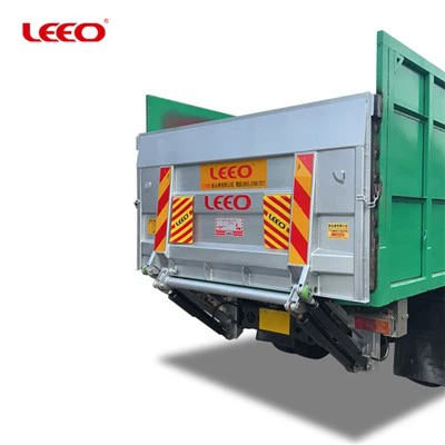 Qual é o ângulo de abertura da porta traseira de um caminhão basculante?